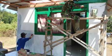 Hadirkan Nuansa Baru, Babinsa Desa Bukur Bersama Warga Warnai Rumah Penerima Bantuan Gubernur Jatim