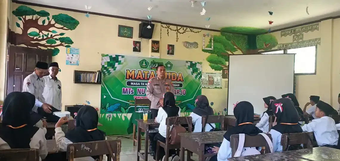 Kanit Binmas Polsek Purwoharjo, Aiptu S. Sasmito saat memberikan penyuluhan kepada siswa baru MTs NU 1 Purwoharjo