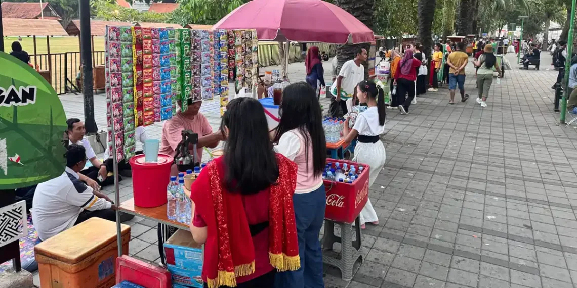 Gelaran Banyuwangi Ethno Carnival Bawa Berkah Pedagang, Omzet Naik Dua Kali Lipat 1 Para pedagang yang berjualan saat latihan para peserta BEC 2026 (Ist)