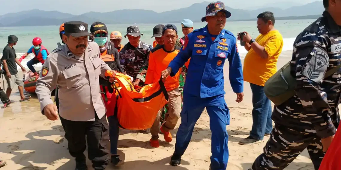 Korban Hilang Terseret Ombak di Perairan Pulau Merah Ditemukan Meninggal 1 Tim gabungan saat mengevakuasi korban (Ist)