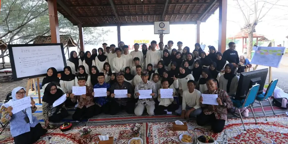 ‘Rembug Anak’ Komitmen Pemkab Banyuwangi Dengarkan Usulan Anak-anak 1 Sekda Banyuwangi Suyanto Waspo Tondo Wicaksono bersama puluhan anak-anak di acara ‘Rembug Anak’ (Ist)