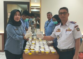 Tindak Lanjuti Dua Pegawai Terjerat Narkoba, Dishub Gresik Tes Urine 100 Pegawai 49 Tindak Lanjuti Dua Pegawai Terjerat Narkoba, Dishub Gresik Tes Urine 100 Pegawai