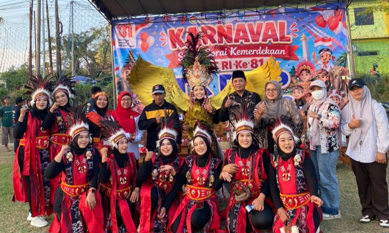 Aneka Tema Busana Meriahkan Karnaval TK DWP Desa Kedanyang 1 Peserta karnaval berfoto bersama Kepala Desa Kedanyang, Mustofa