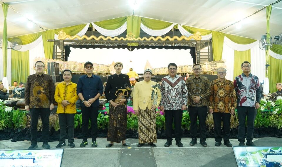 Direktur Utama Petrokimia Gresik Daconi Khotob bersama jajaran manajemen dan para dalang berfoto bersama saat pagelaran wayang kulit dalam rangka HUT ke-54 Petrokimia Gresik