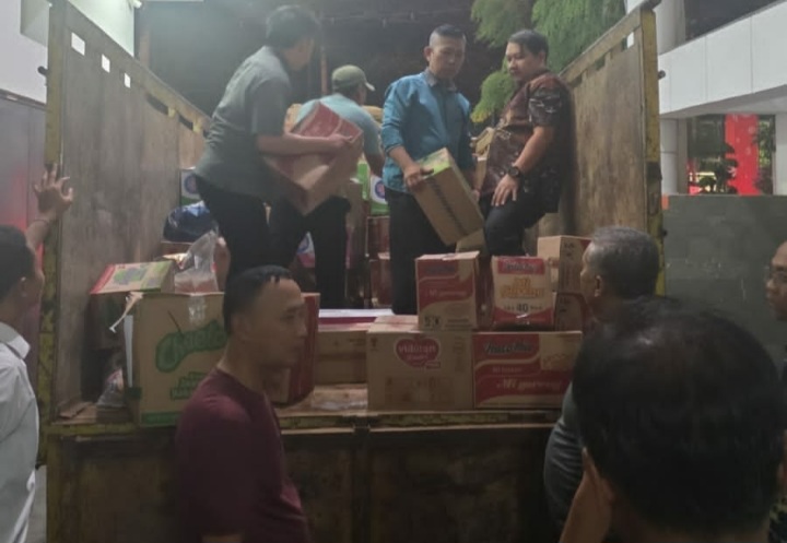 Perduli Bencana NTT, Sekretariat DPRD Jatim Kirim Bantuan Sosial 1 Sekretariat DPRD Jatim saat beri bantuan Sosial ke NTT