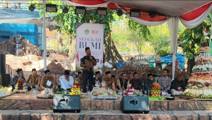 Ribuan Warga Prupuh Gresik Berebut “Udik-Udik” Gunungan dalam Sedekah Bumi