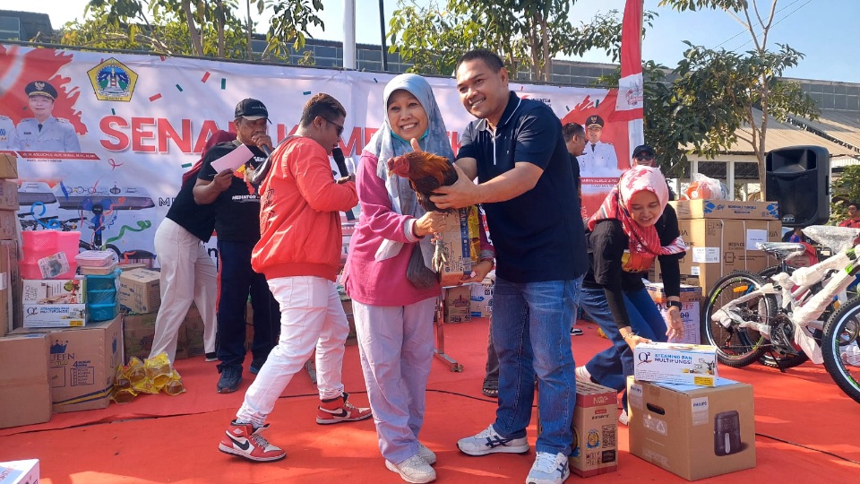 Senam Kemerdekaan di Kecamatan Manyar Gresik, Hadiahnya Beras, Minyak Goreng hingga Ayam Hidup