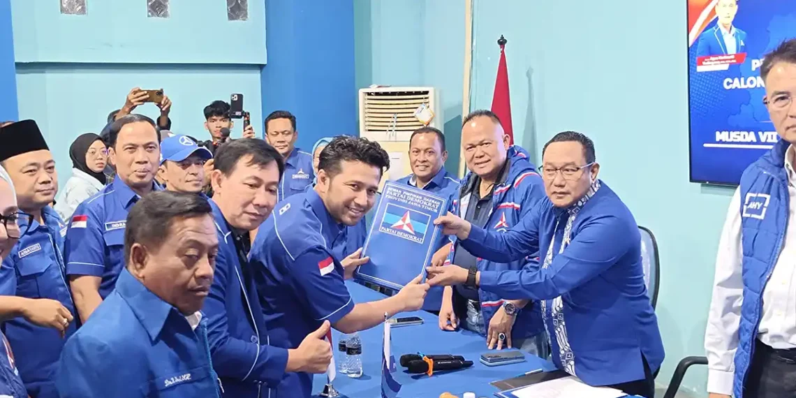 Emil Dardak saat kembalikan formulir pendaftaran
