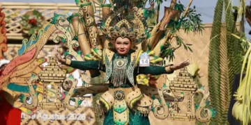 Bamboo Gintangan Attraction, Parade Kostum Berornamen Bambu Desain Seniman dan Pengrajin Lokal 2 Bamboo Gintangan Attraction, Parade Kostum Berornamen Bambu Desain Seniman dan Pengrajin Lokal