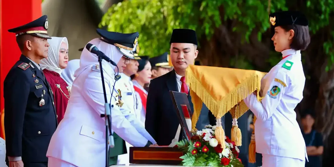Bupati Ipuk Fiestiandani menyerahkan bendera merah putih kepada paskibraka pembawa baki bendera (Ist)