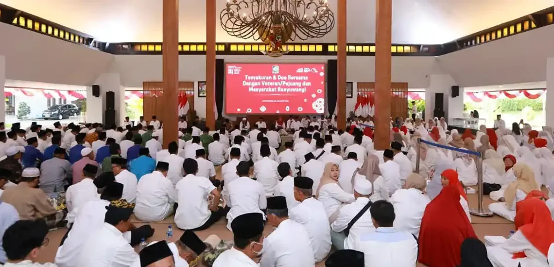 Antusiasme masyarakat saat tasyakuran kemerdekaan di Pendopo Sabha Swagata Blambangan (Ist)