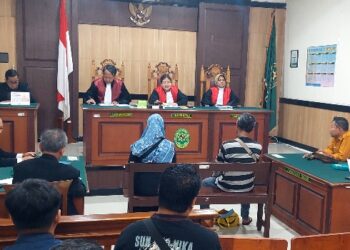 Digugat, Puluhan Warga Kampung Sate Geruduk PN Gresik Kawal Proses Sidang