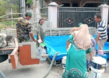 Babinsa Gerak Cepat Salurkan 8 Tangki Air Bersih untuk Warga Ganggang Gresik