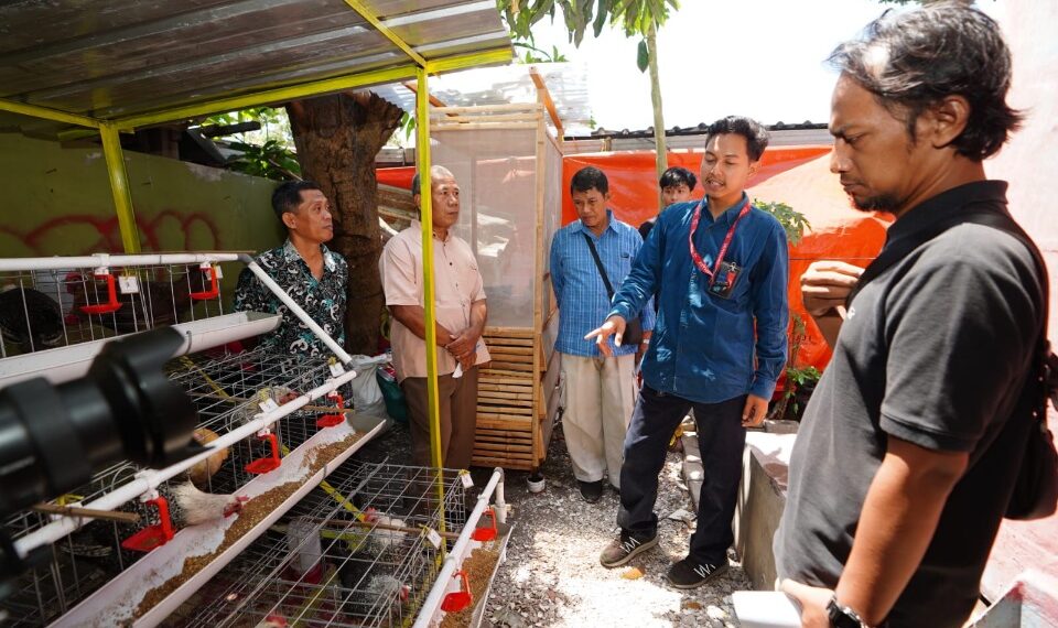 Masyarakat penerima program GEMBALA 2026 mendapatkan pendampingan dalam pengelolaan kandang ayam petelur sebagai salah satu sumber pangan sekaligus potensi pendapatan masyarakat.