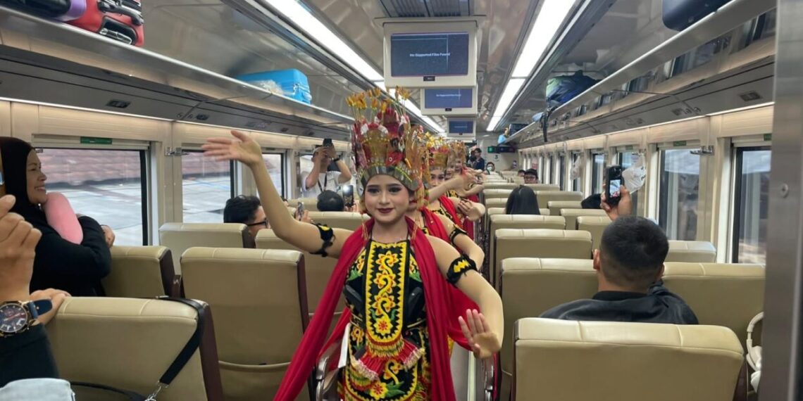 Penari gandrung menari di KA Sangkuriang (Ist)