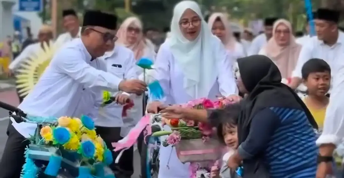 Ribuan Kembang Endhog Diarak dan Dibagikan ke Warga, Jadi Perhatian Wisatawan Asing