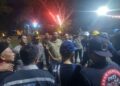 Ketua DPRD Banyuwangi Temui Massa Sopir Logistik dan Truk yang Blokade Akses Kantor Pemkab