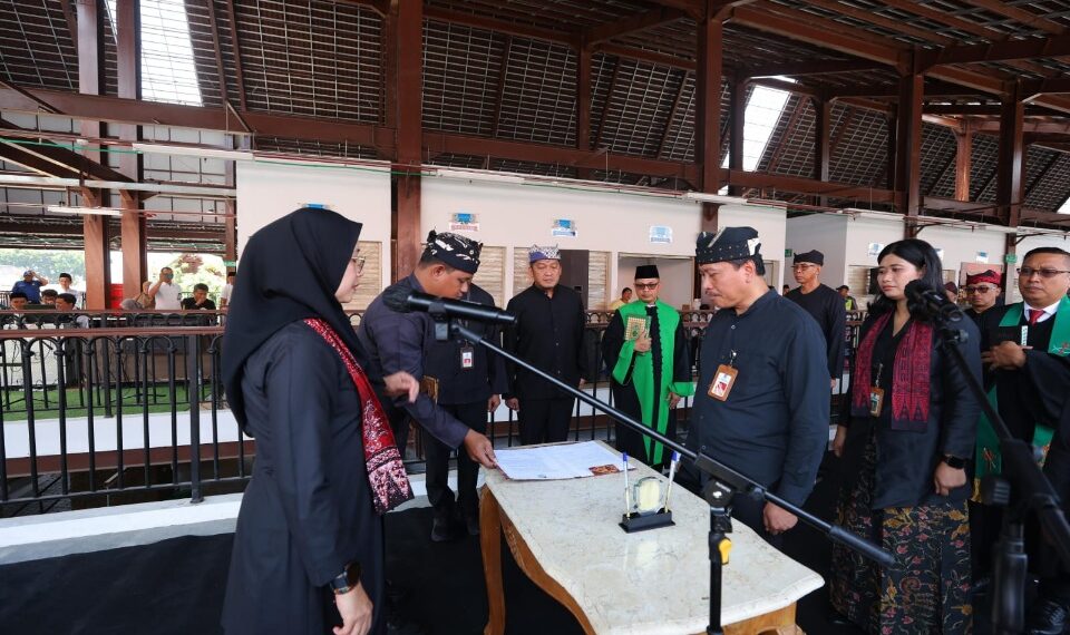 Bupati Banyuwangi Ipuk Fiestiandani saat melantik pejabat di Pasar Banyuwangi (Ist)