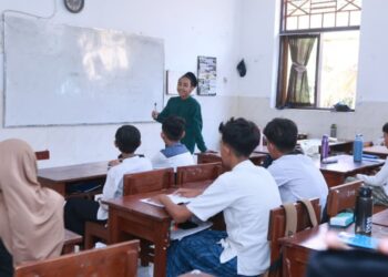 Puluhan Santri di Banyuwangi Diajak Mengajar di Sekolah-sekolah
