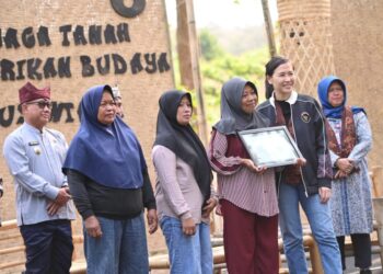 Wamen PPPA Ajak Ibu-ibu Kampung Kawasan Hutan di Banyuwangi Sekolah Aksara