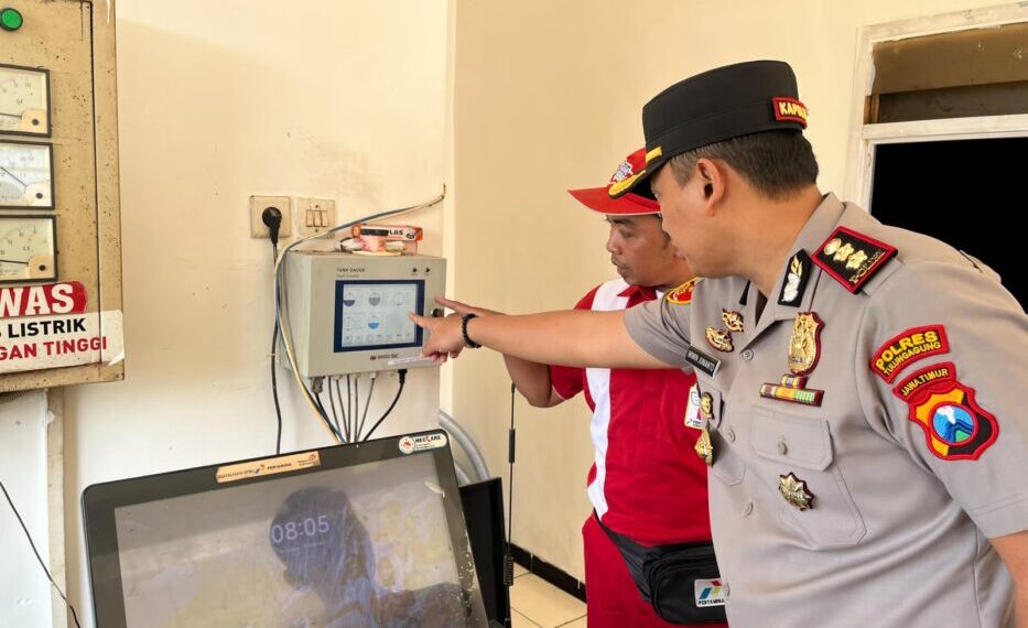 Kapolres Tulungagung saat melakukan pengecekan SPBU